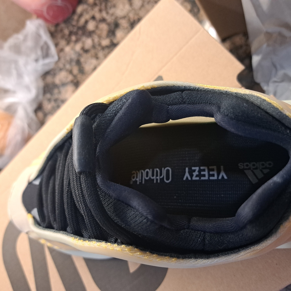 adidas Yeezy 700 V3 - Picture 6 of 8